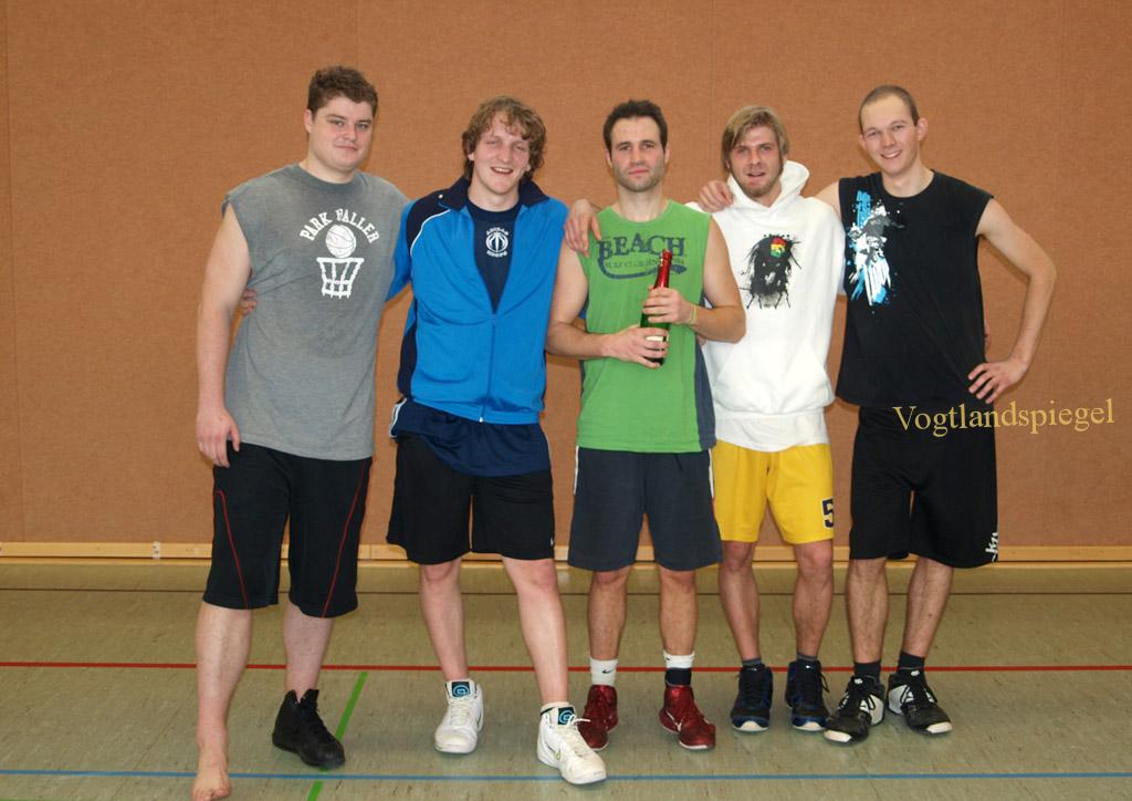 Die Sieger des Silvesterturniers der Freizeitbasketballer in der Pohlitzer Sporthalle