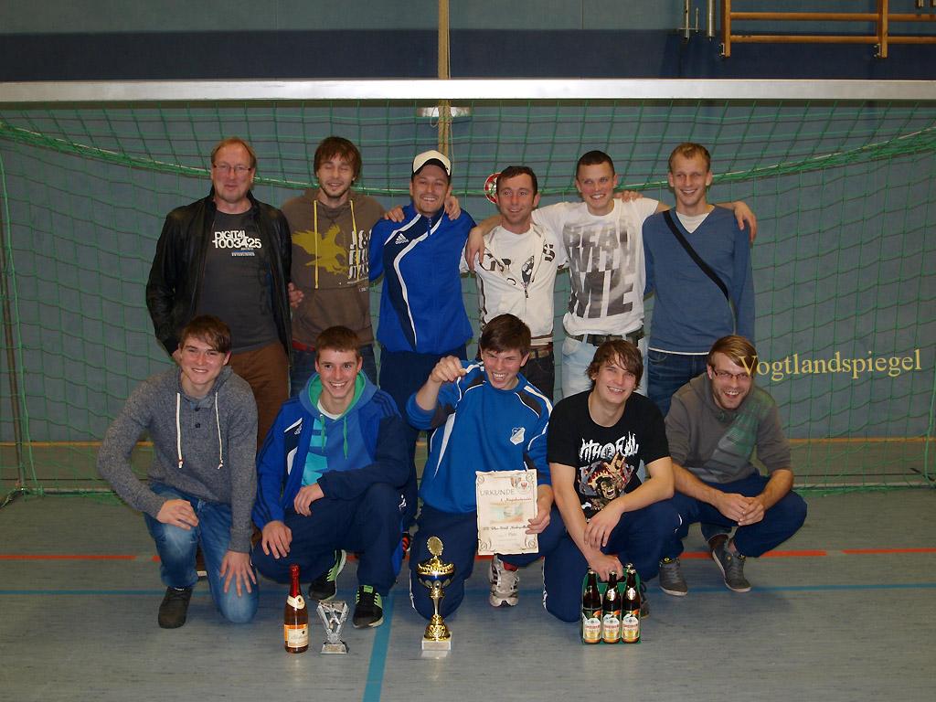Siegermannschaft des SV Blau-Weiß Niederpöllnitz mit dem Wanderpokal