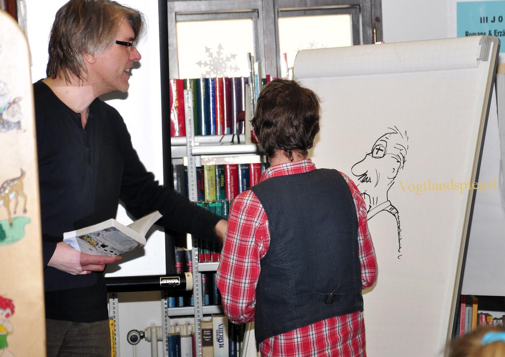 Hans-Jürgen Feldhaus stellt Regelschülern im Rahmen der Woche des Lesens seinen Comic-Roman vor