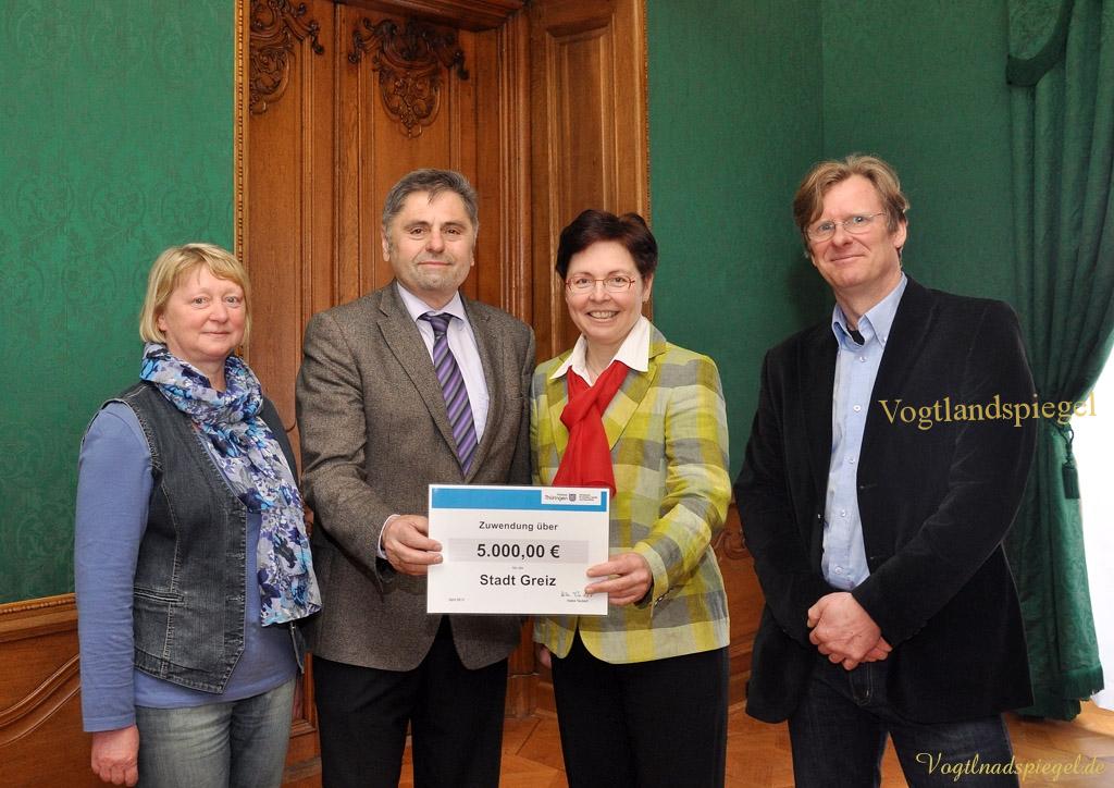 Thüringens Sozialministerin Heike Taubert übergibt 5000 Euro Lottomittel an die Stadt Greiz