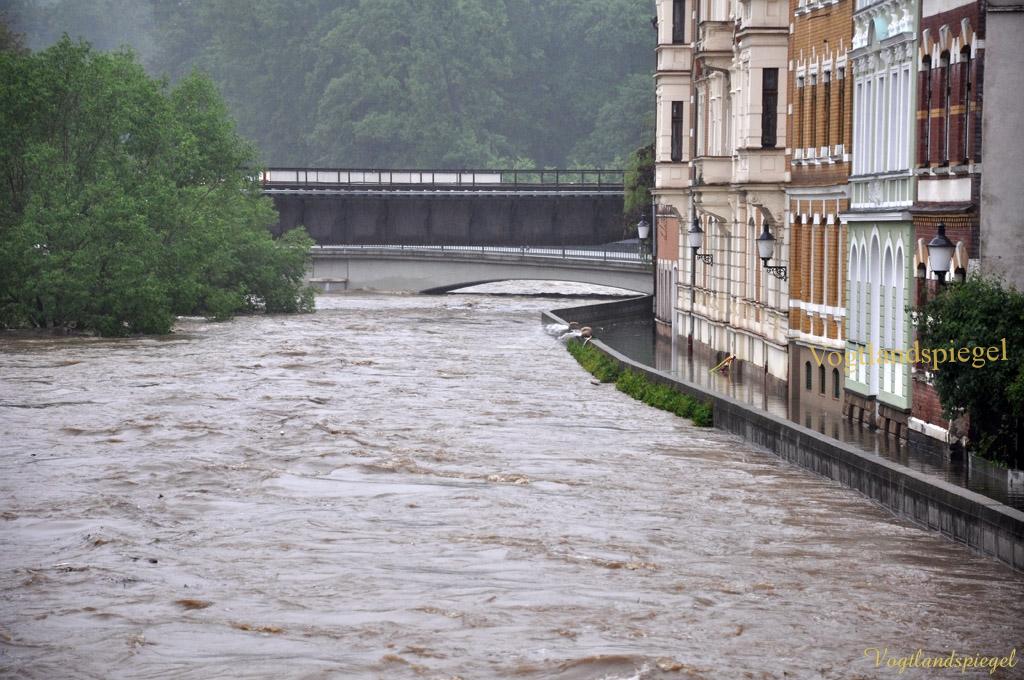 Katastrophenalarm ausgelöst und mit Evakuierungen in Greiz und Berga begonnen.