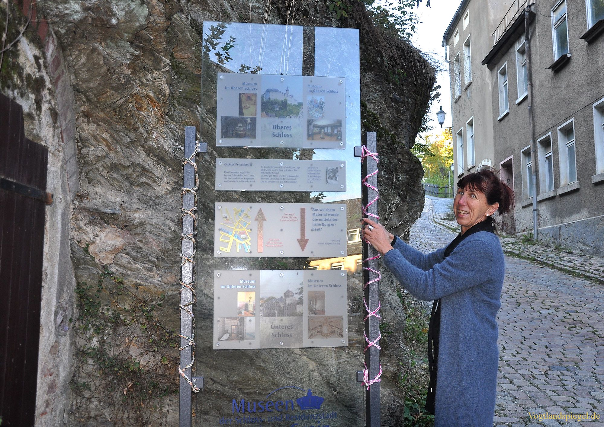 Greizerin Christa Kausch markiert mittels Guerilla-Stricken Weg vom Unteren zum Oberen Schloss
