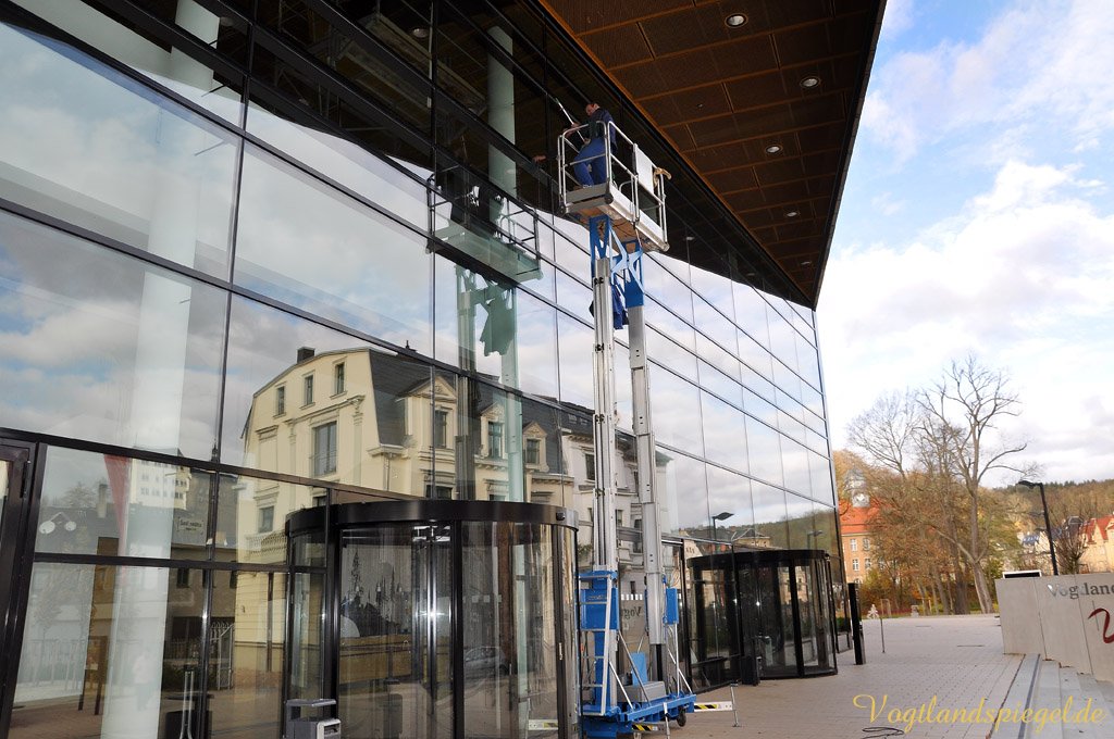 Glasfassade der Vogtlandhalle Greiz wird geputzt