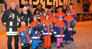 Fröbersgrüner Jugendfeuerwehr stürmt Greizer Eissportfläche