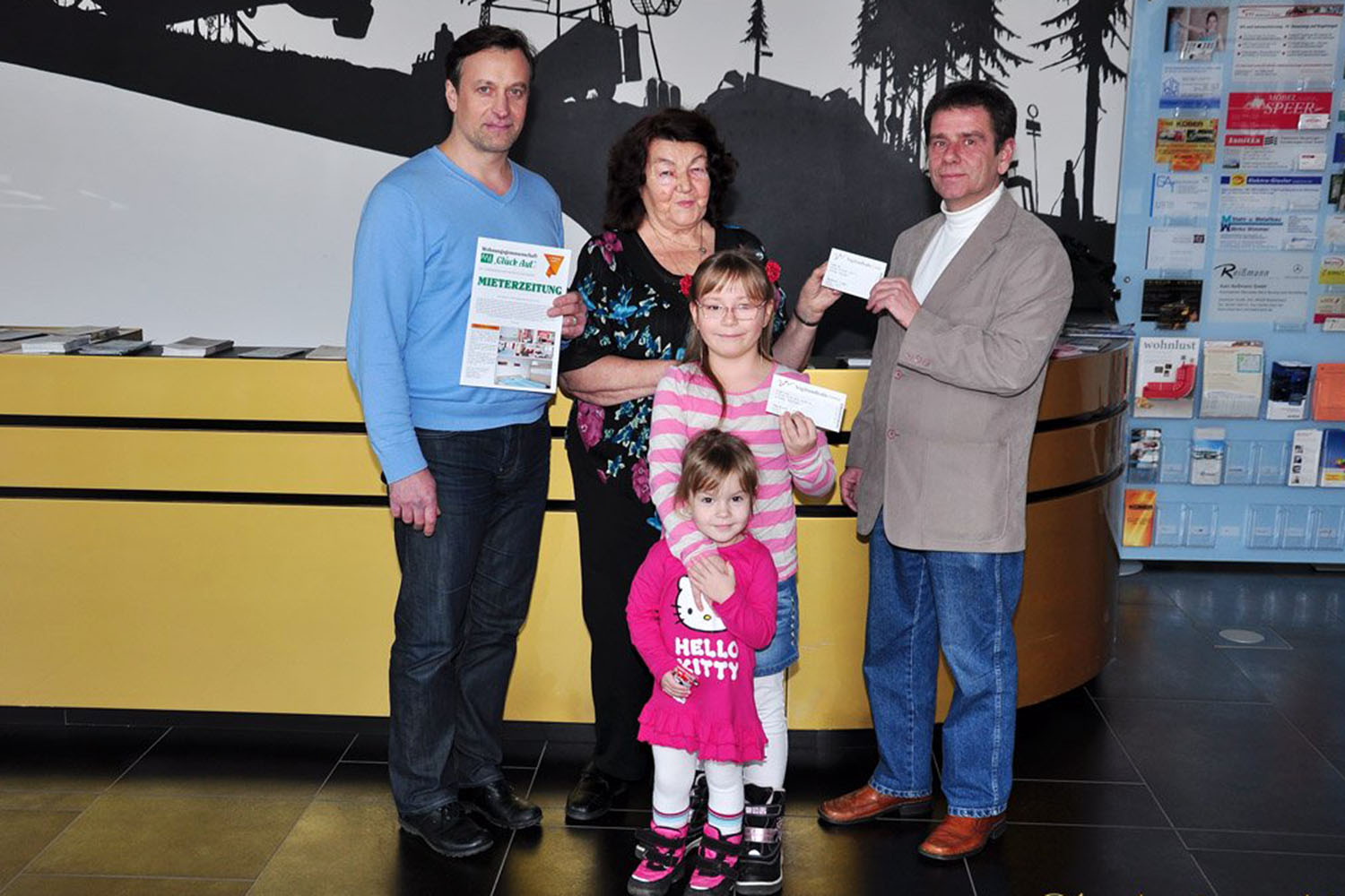 Glückliche Gewinnerin in Vogtlandhalle Greiz begrüßt