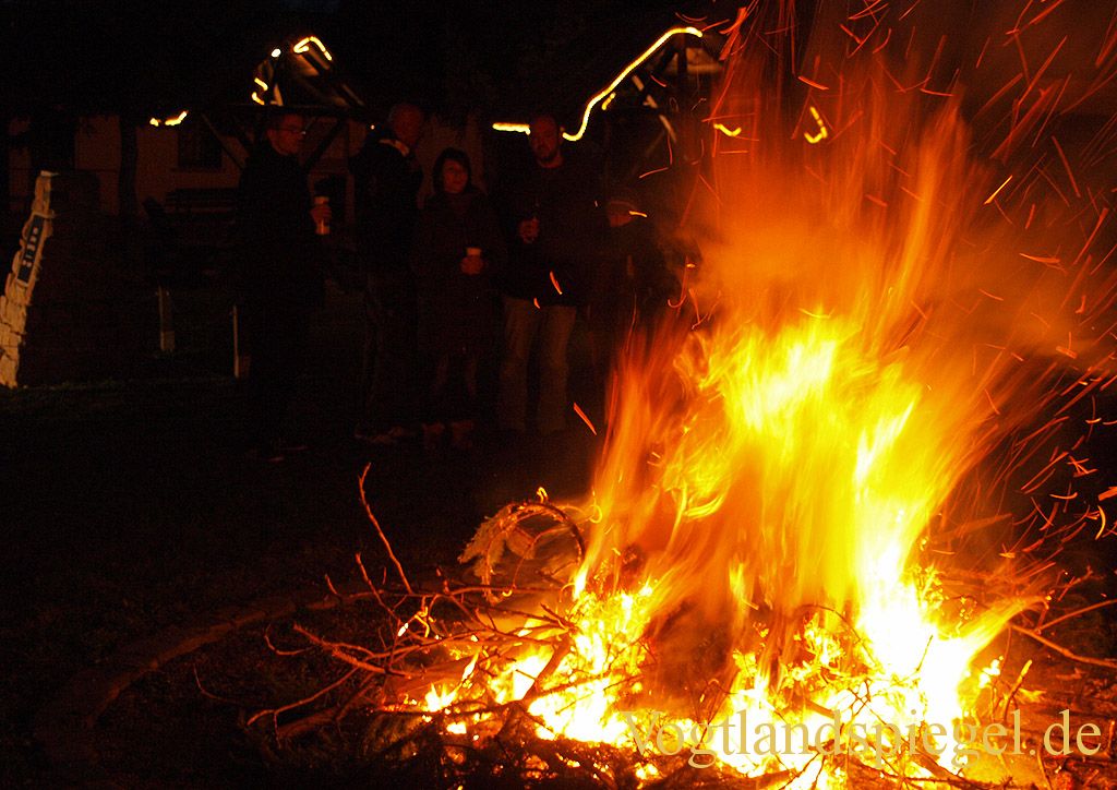 Das Neue Jahr in Gommla flammend begrüßt