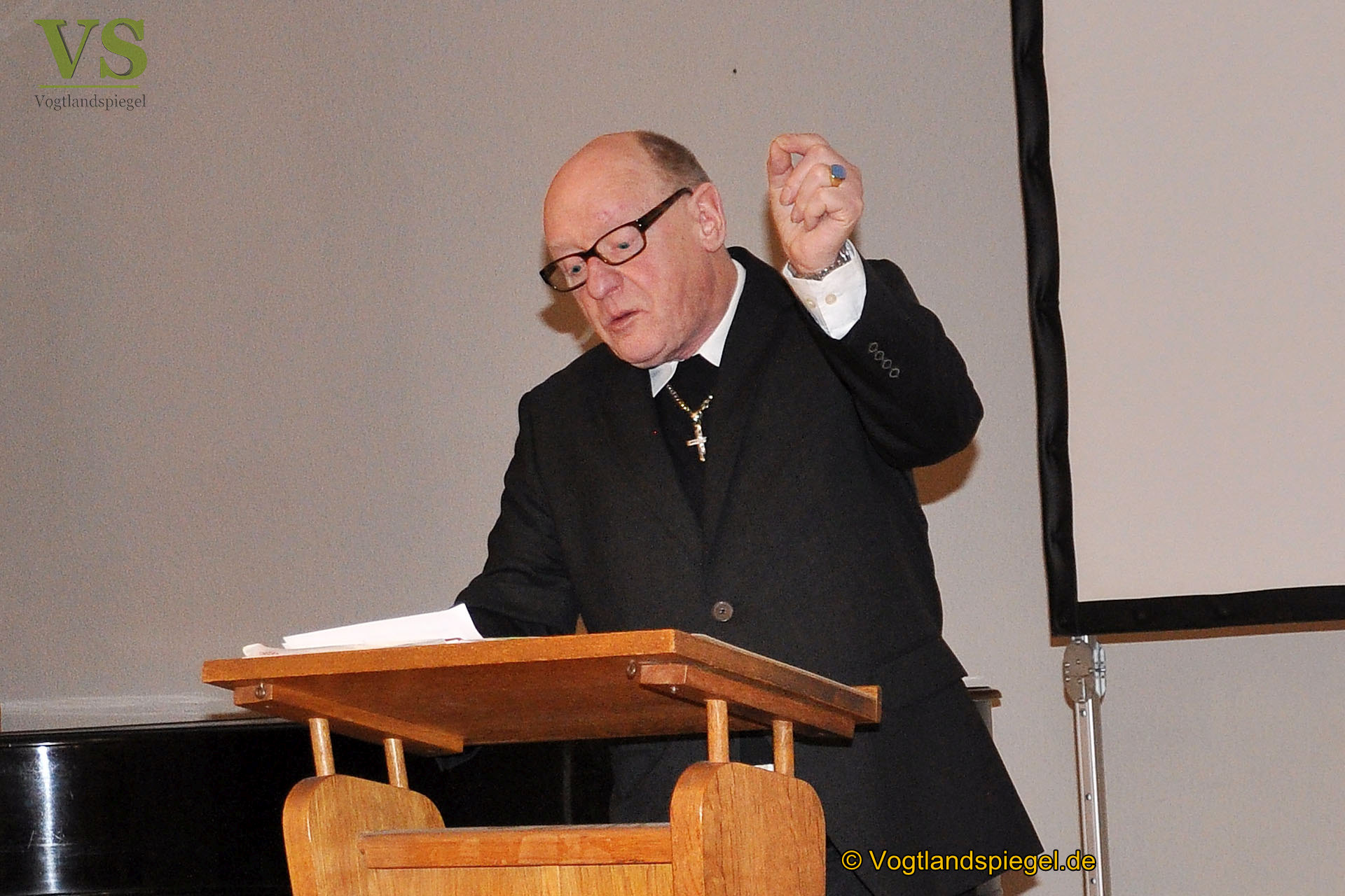 Pfarrer Helmut Warmuth spricht zur Geschichte der Greizer Stadtkirche »St. Marien«