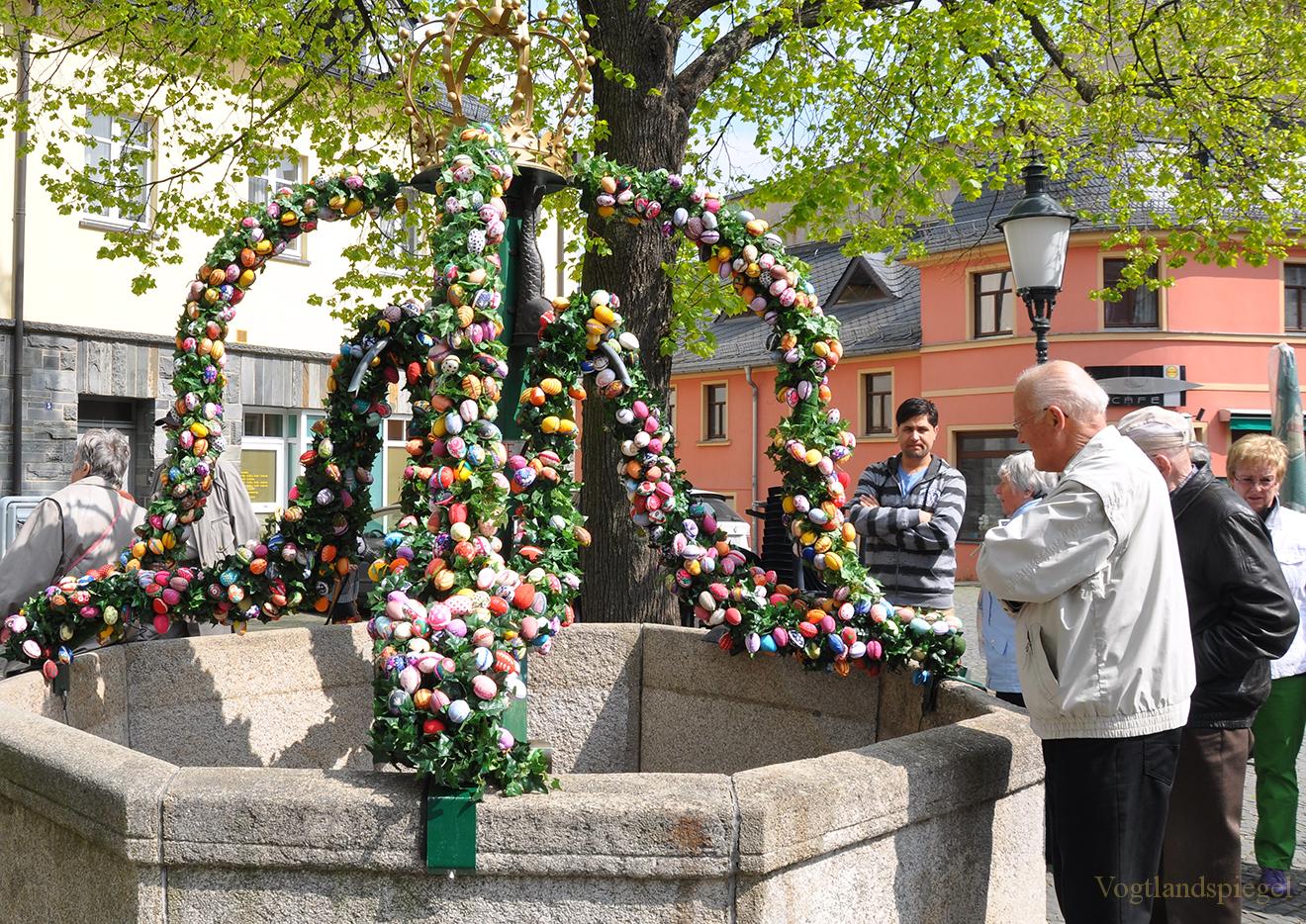 Die Stadt Greiz hat wieder einen Osterbrunnen