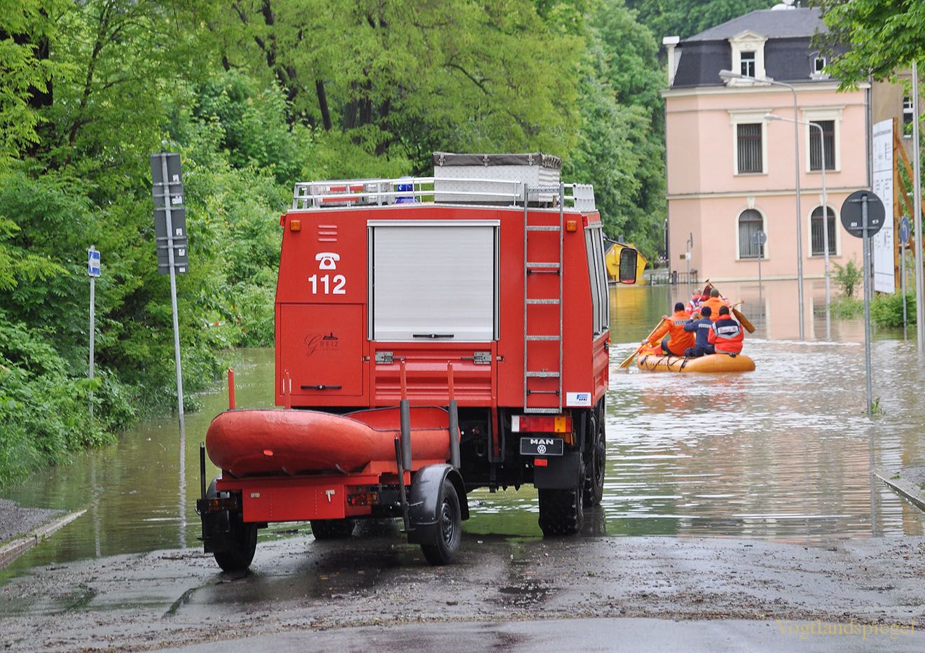Greiz kämpft gegen das Juni-Hochwasser 2013