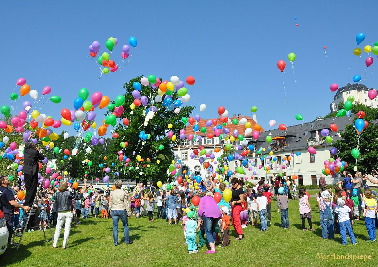 1000 Luftballons steigen in den Greizer Himmel