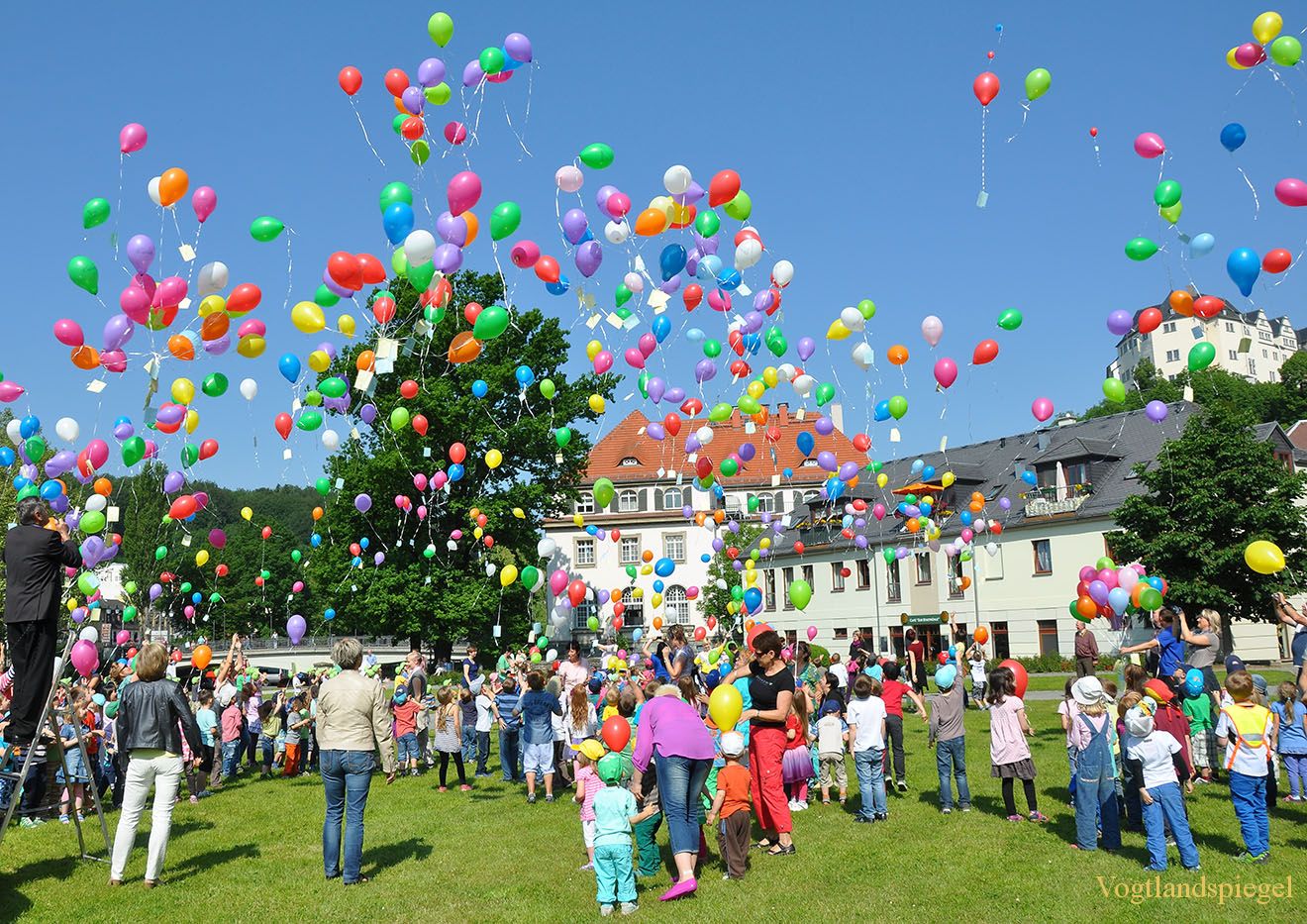 1000 Luftballons steigen in den Greizer Himmel