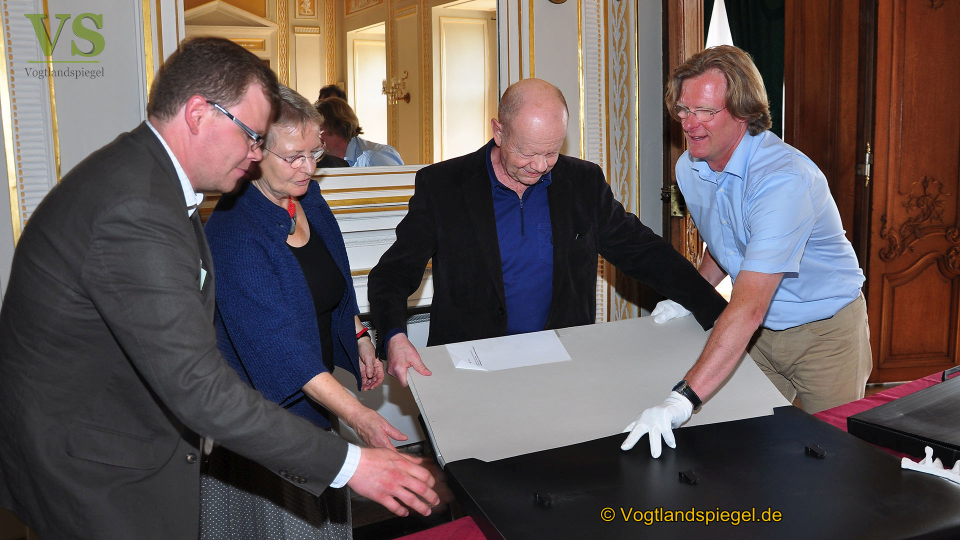 Prof. Dr. Horst Reiher übergibt sechs Koffer voller Kunst