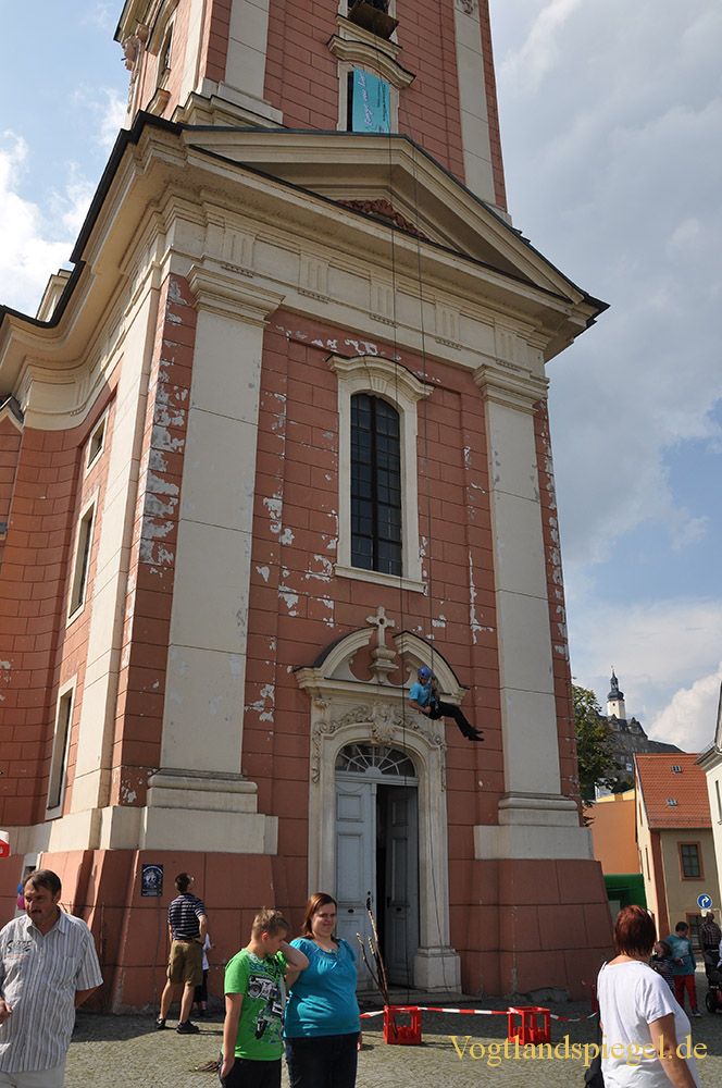 Ökumenisches Straßenfest lud rund um Greizer Stadtkirche ein