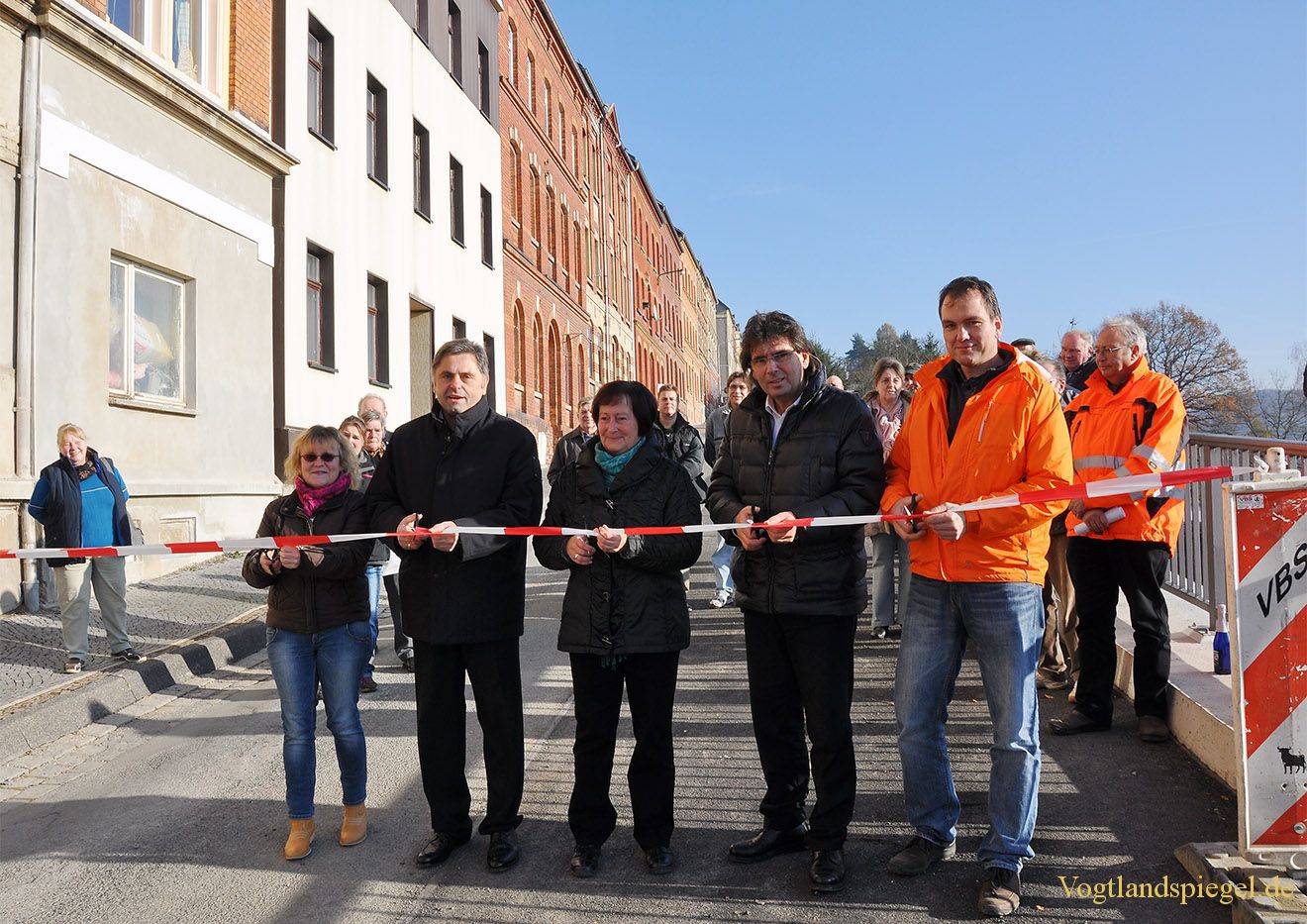 Kleines Straßenfest zur Eröffnung der Stützmauer in Georg-Herwegh-Straße