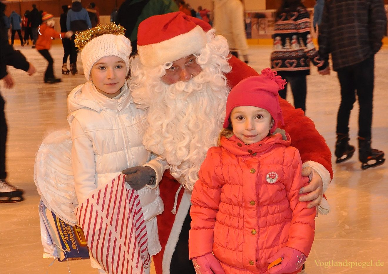 Weihnachtsmann und Engelchen besuchen Greizer Eisbahn
