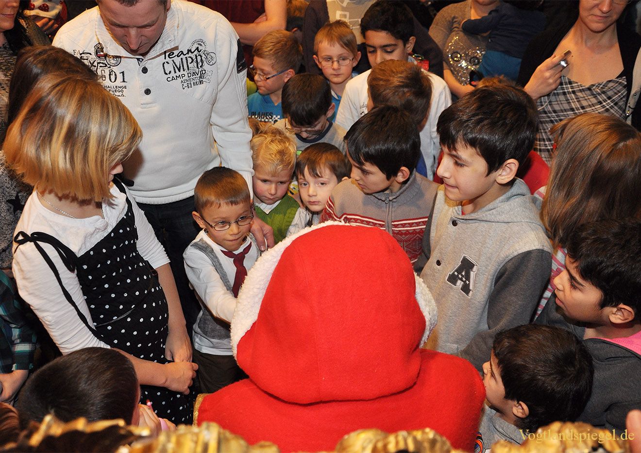 Greizer Kinder warten in der Vogtlandhalle auf den Weihnachtsmann