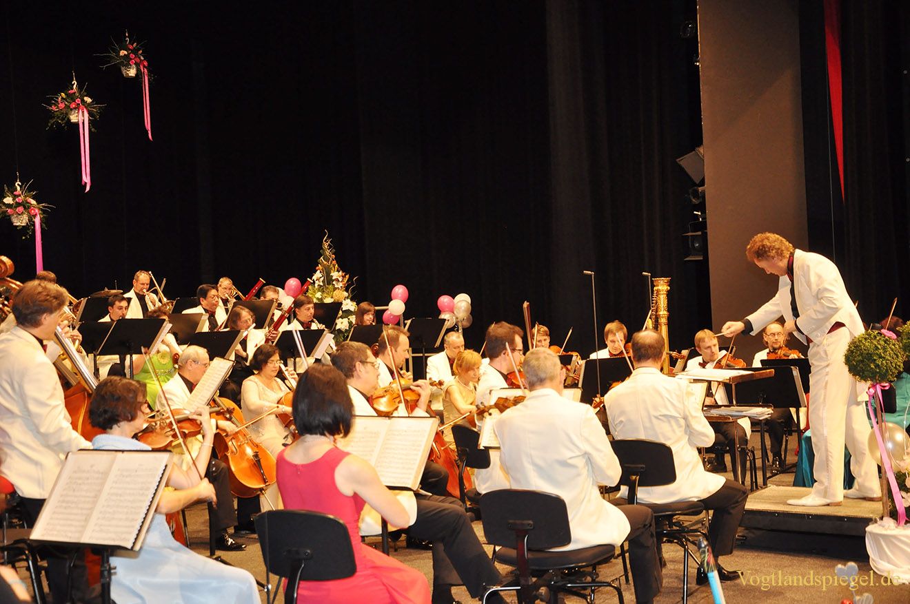 Fast zweieinhalb Tausend Gäste erleben Silvesterkonzerte in Vogtlandhalle Greiz