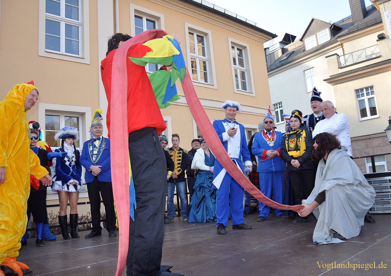 Mit Bühnenprogramm fand der Rosenmontagsumzug in Greiz seinen Höhepunkt