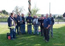 Mit Manneskraft und Zuversicht den Maibaum gestellt