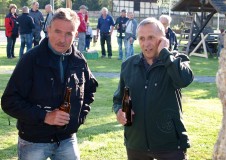 Mit Manneskraft und Zuversicht den Maibaum gestellt