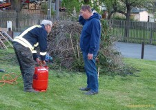 Mit Manneskraft und Zuversicht den Maibaum gestellt