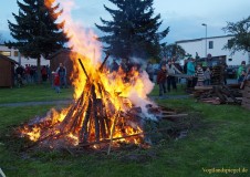 Mit Manneskraft und Zuversicht den Maibaum gestellt