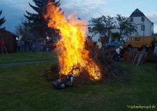Mit Manneskraft und Zuversicht den Maibaum gestellt
