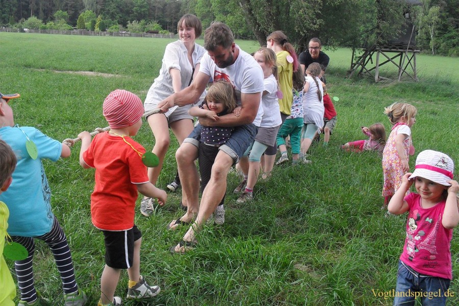 Mit Bollerwagen und Picknickkorb in den Wald