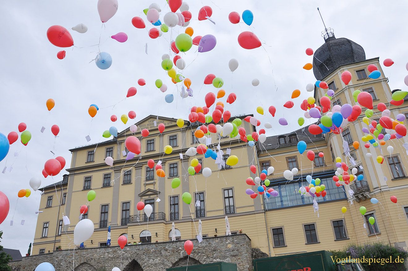 1000 bunte Ballons über Greiz