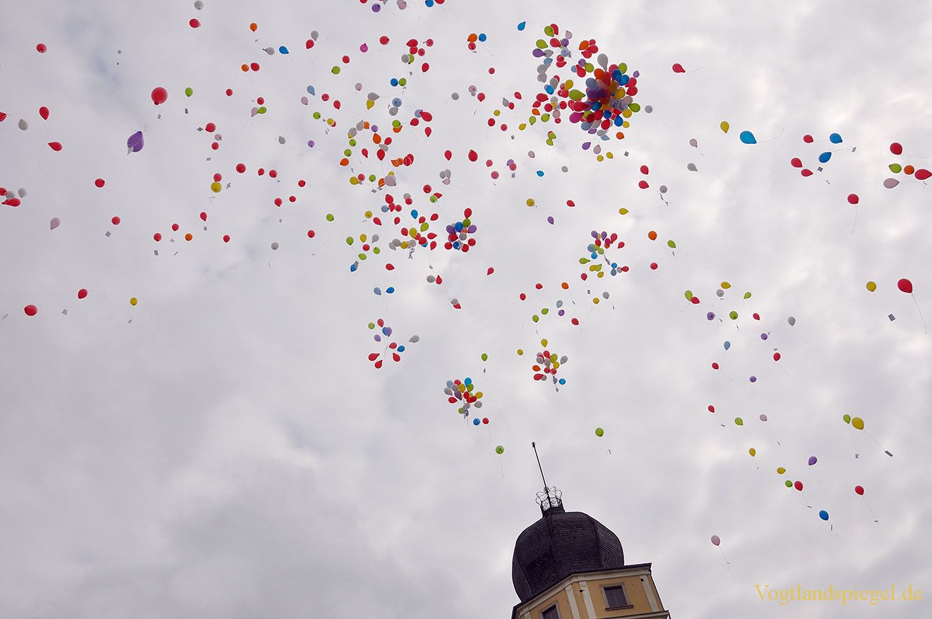 1000 bunte Ballons über Greiz