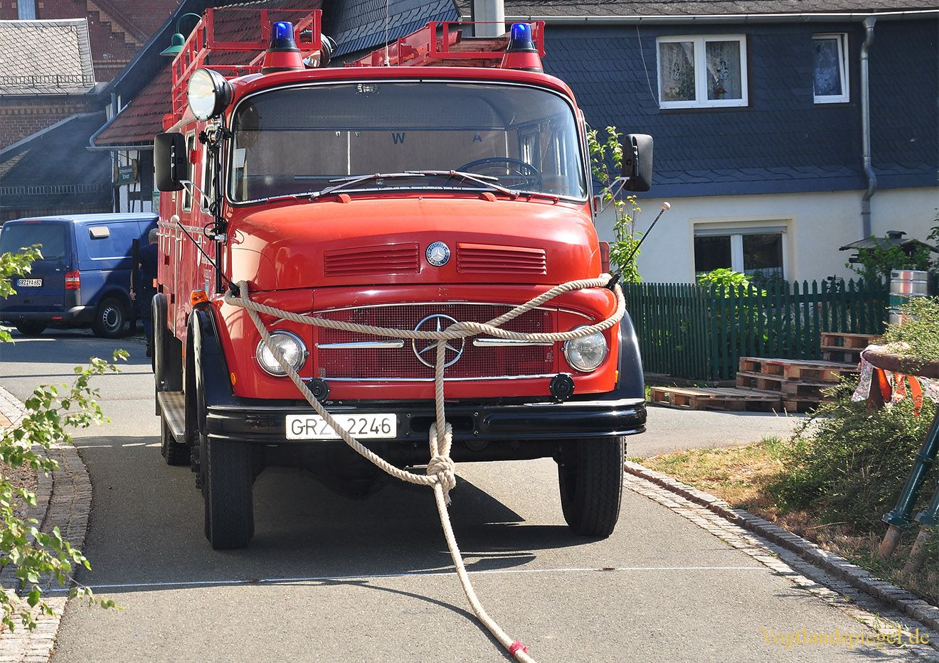 Neugernsdorfer ziehen das Daßlitzer Feuerwehrauto am weitesten