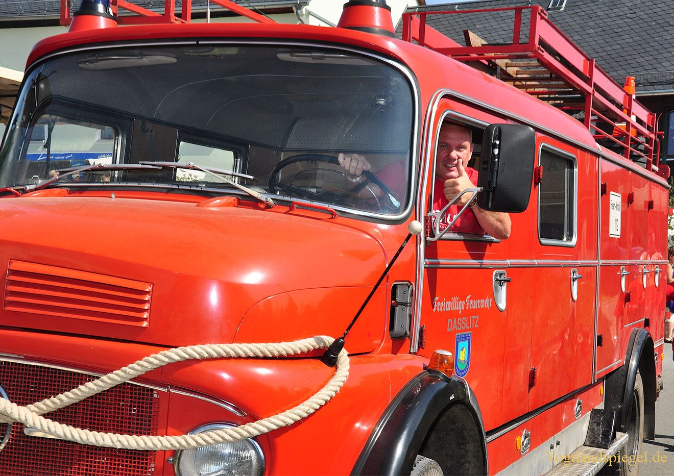 Neugernsdorfer ziehen das Daßlitzer Feuerwehrauto am weitesten