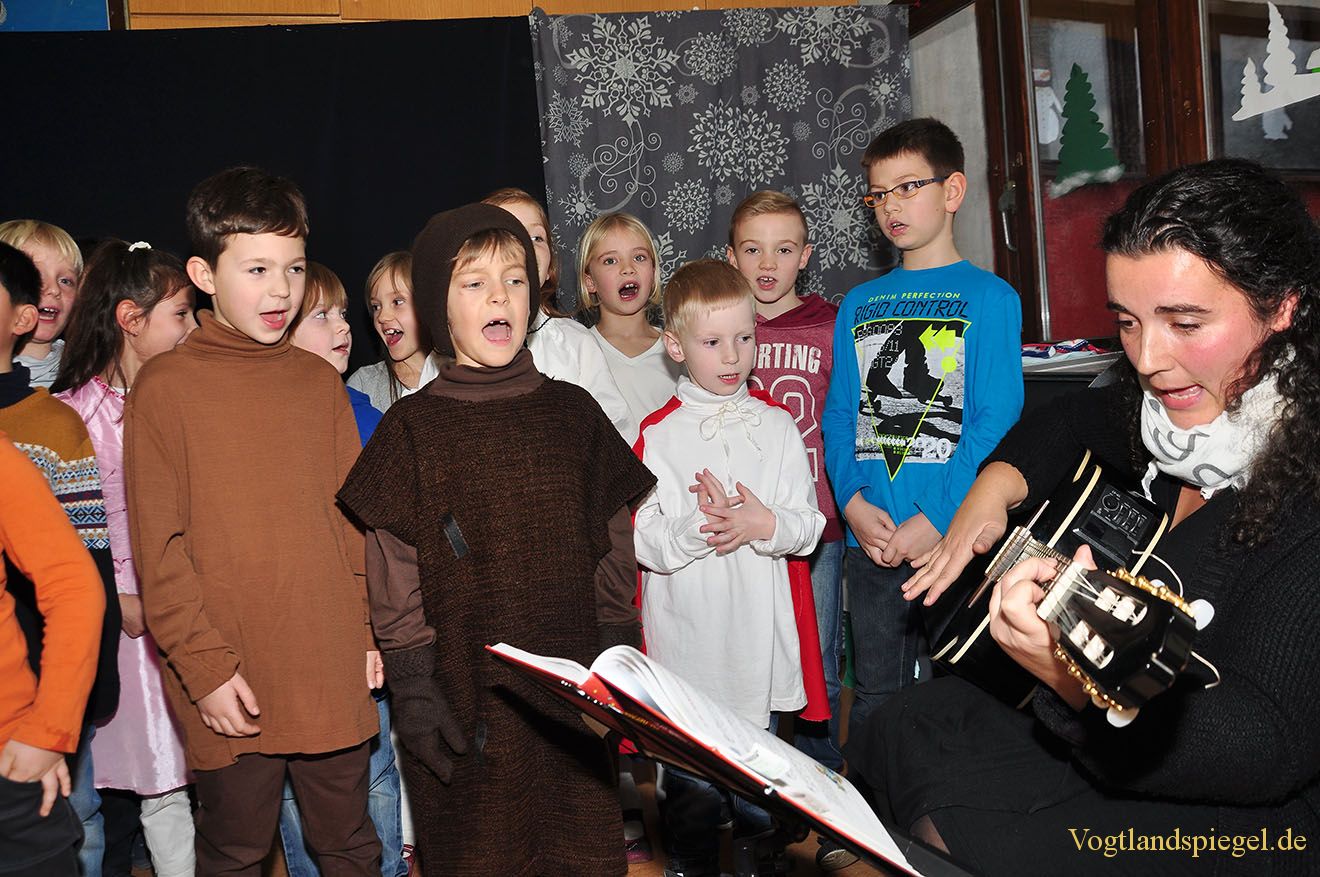 Pohlitzer Grundschüler begeistern zur Omi-Weihnachtsfeier