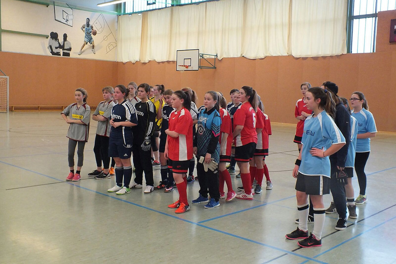 Auch Mädchen kämpften um den Rudi-Geiger-Pokal im Hallenfußball