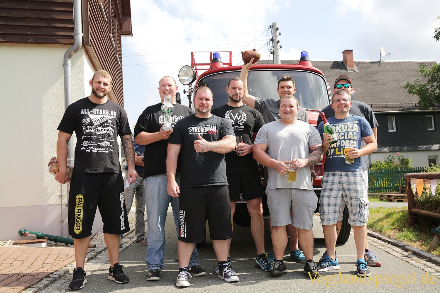 Dasslitz: Feuerwehrauto-Ziehen als Höhepunkt des Sommerfestes
