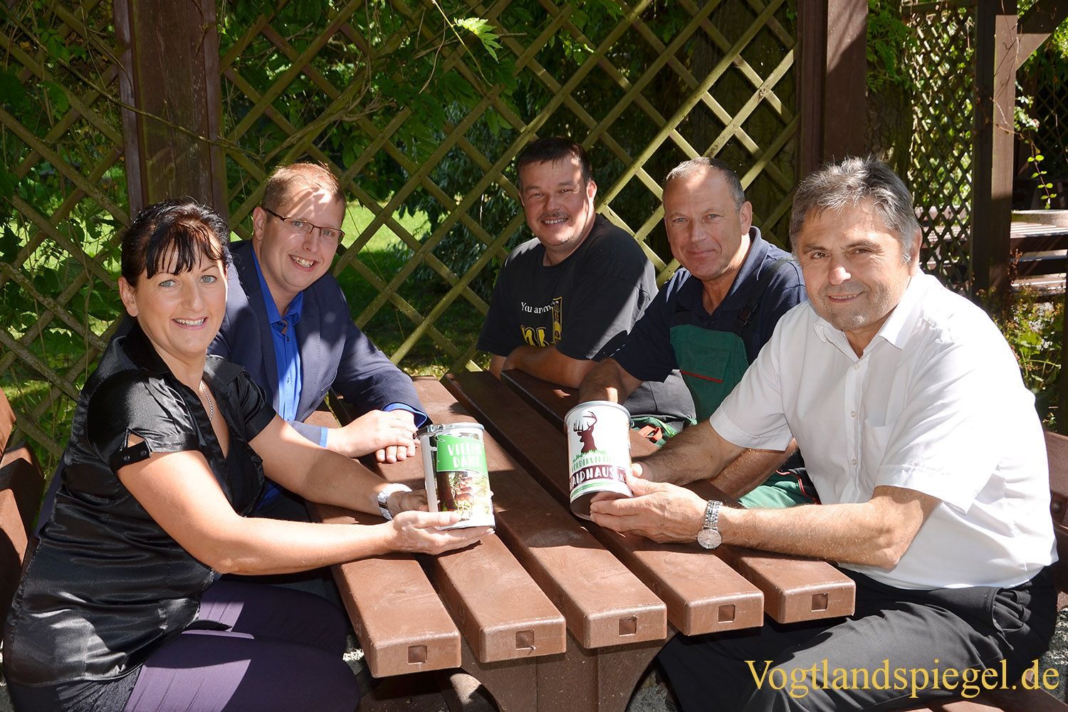 Waldhaus: Förderverein übergibt Sitzgruppe an die Stadt Greiz