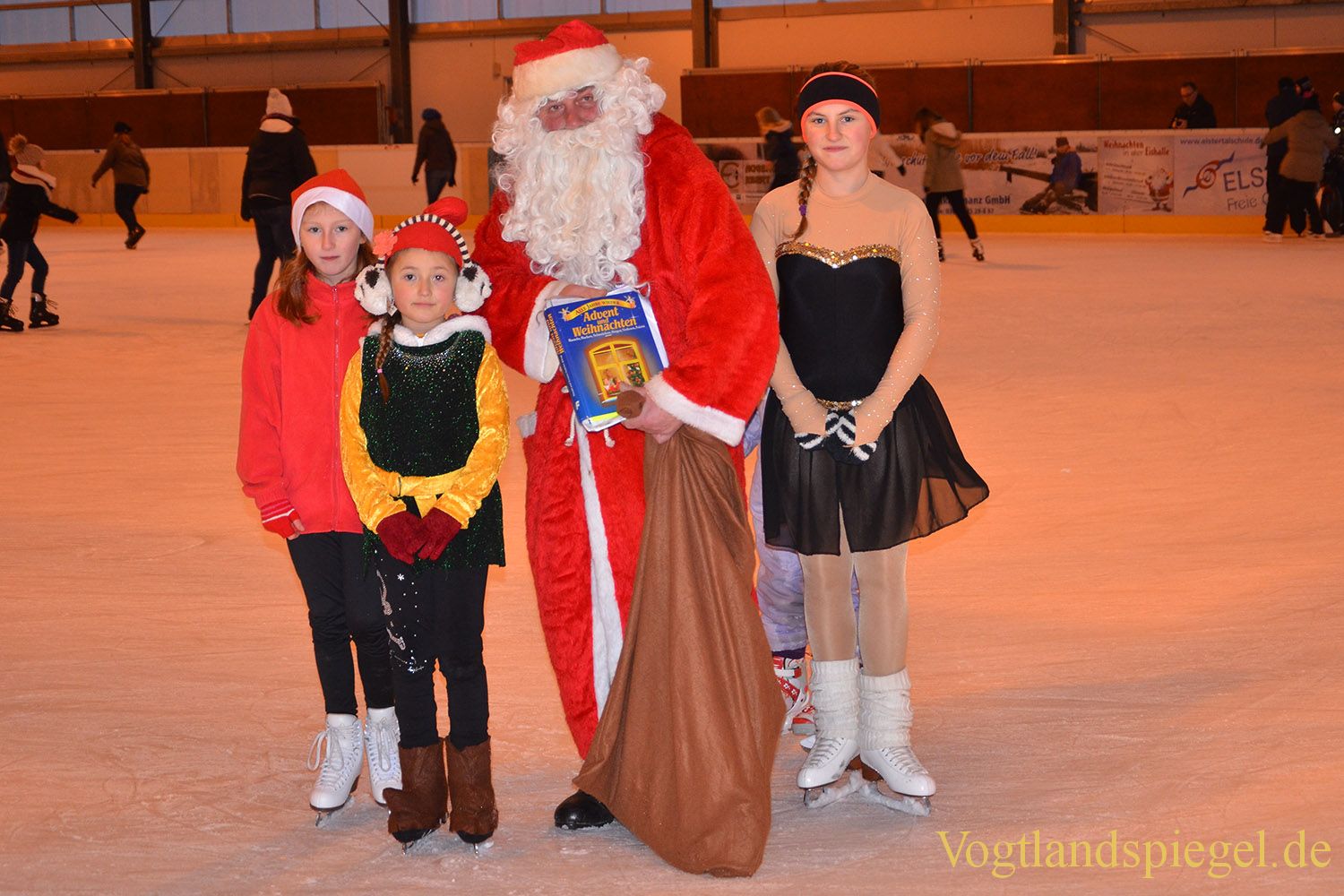 Nikolaus beschenkt Kinder auf der Eisbahn