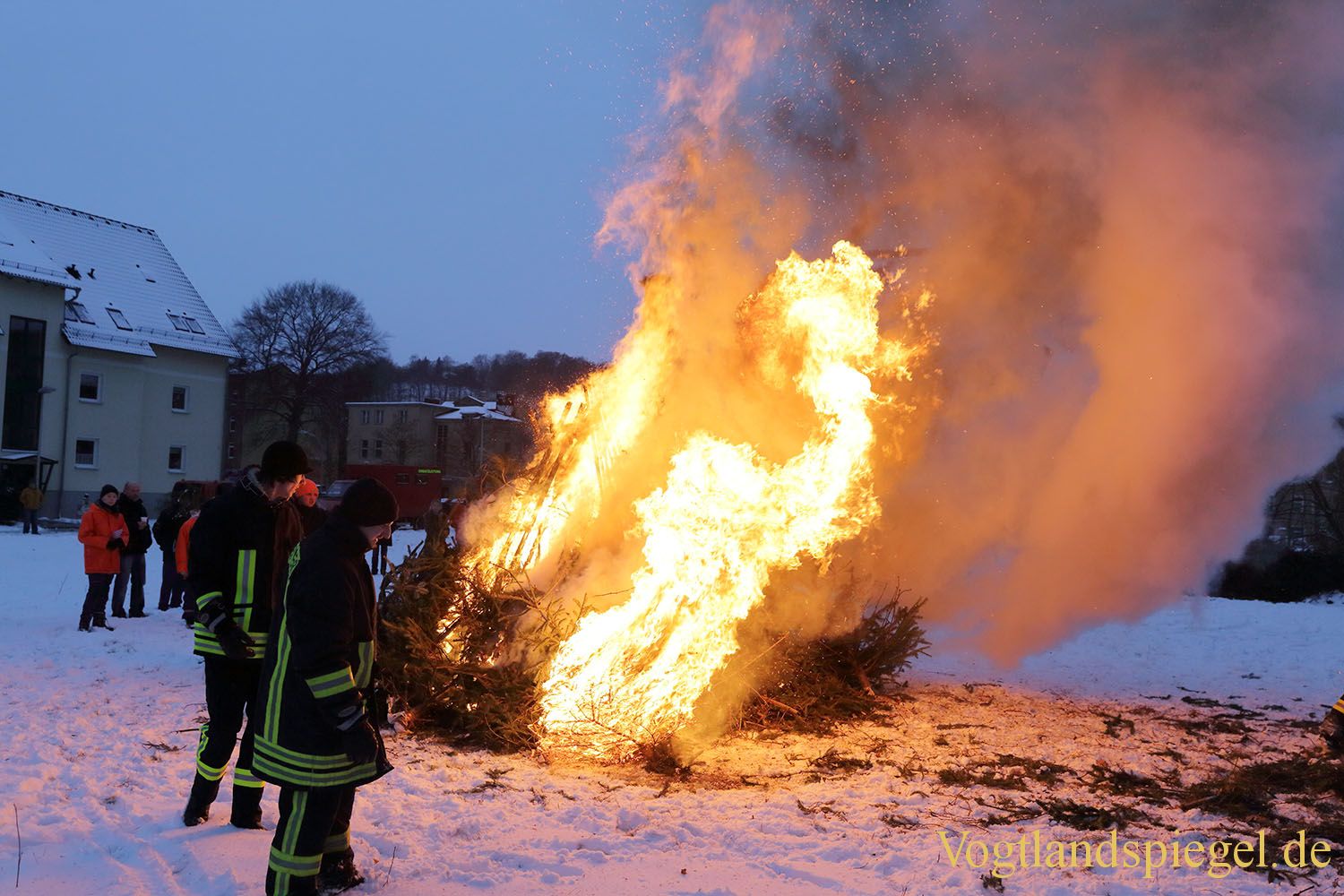 Tannenbäume brennen in der Greizer Neustadt