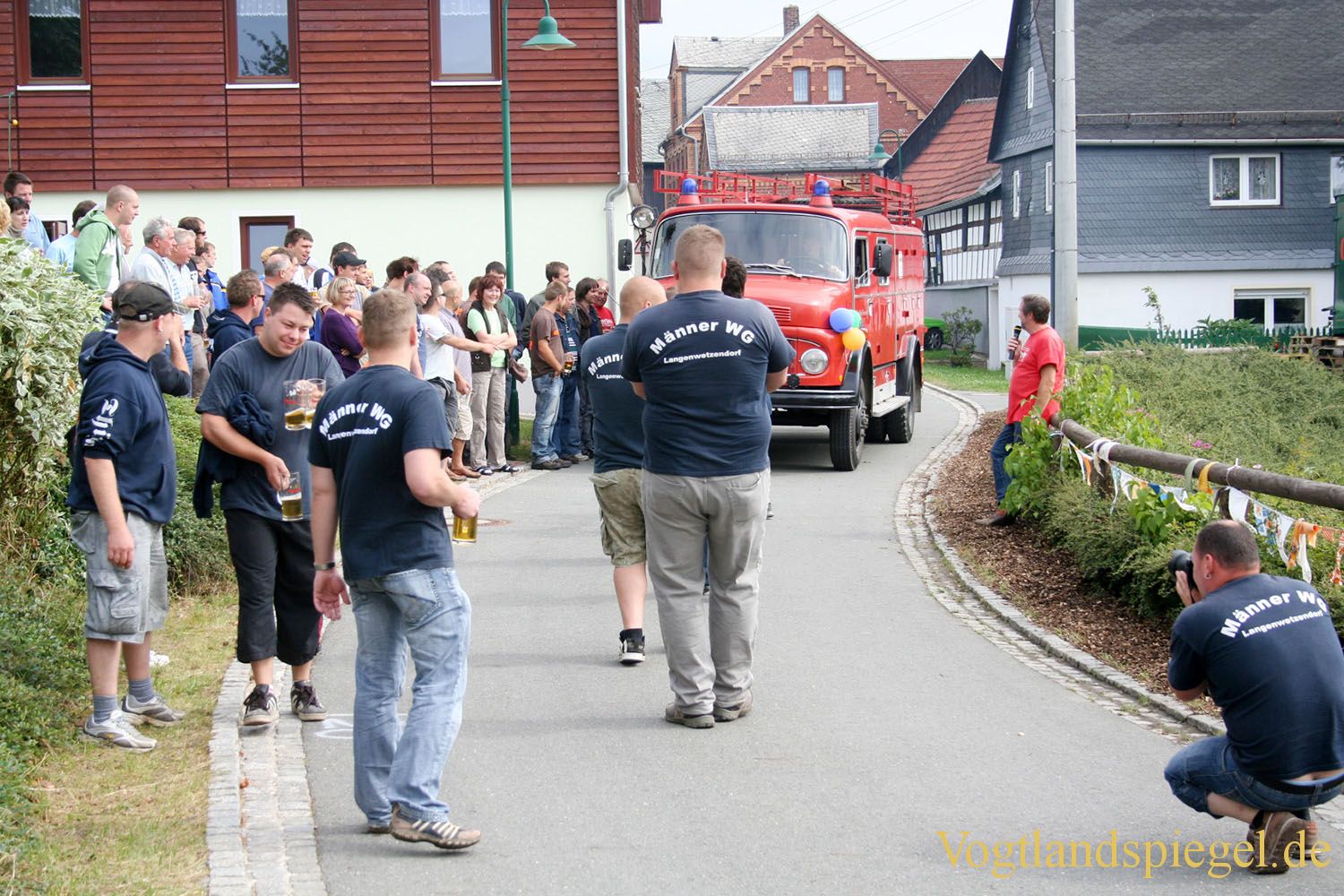 Gaudi-Wettkampf im Feuerwehrziehen beim Sommerfest in Daßlitz
