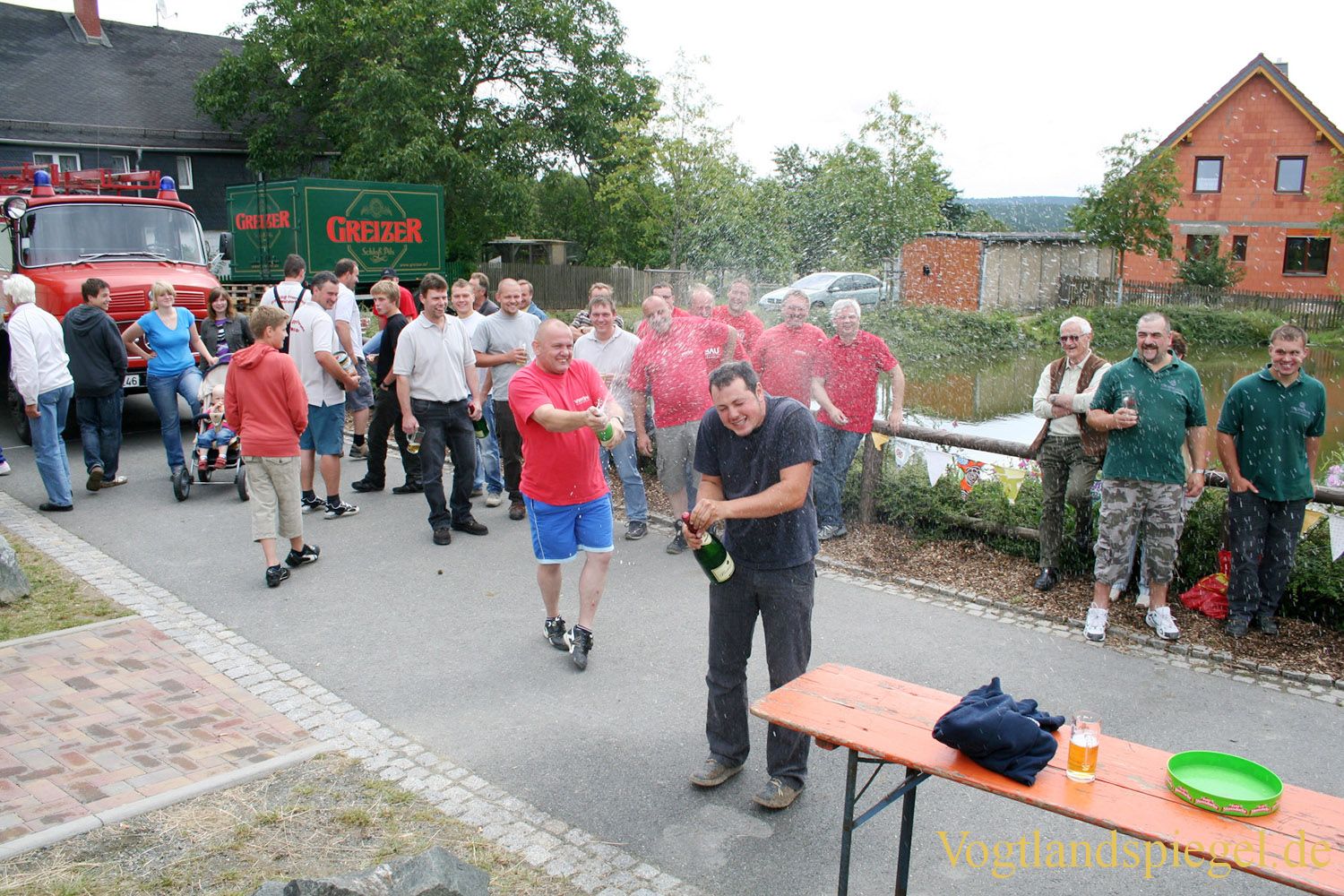 Gaudi-Wettkampf im Feuerwehrziehen beim Sommerfest in Daßlitz
