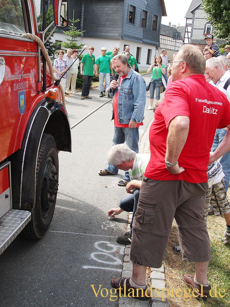 Das traditionelle Feuerwehrautoziehen ist der Höhepunkt des Daßlitzer Kinder- und Sommerfestes