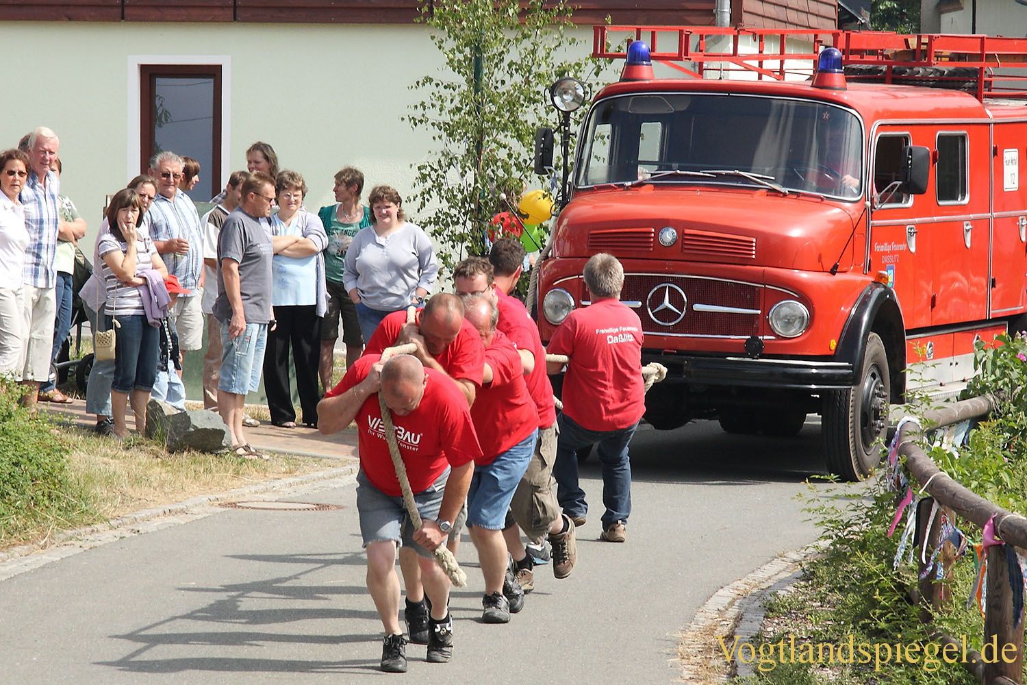 Das traditionelle Feuerwehrautoziehen ist der Höhepunkt des Daßlitzer Kinder- und Sommerfestes