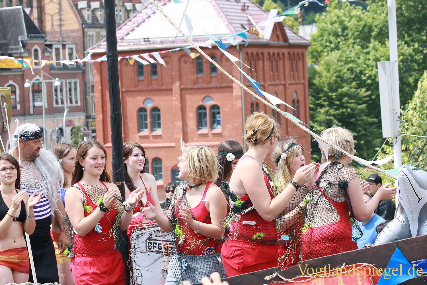 Bunter Festumzug und Feuerwerk zum Park und Schlossfest 2011