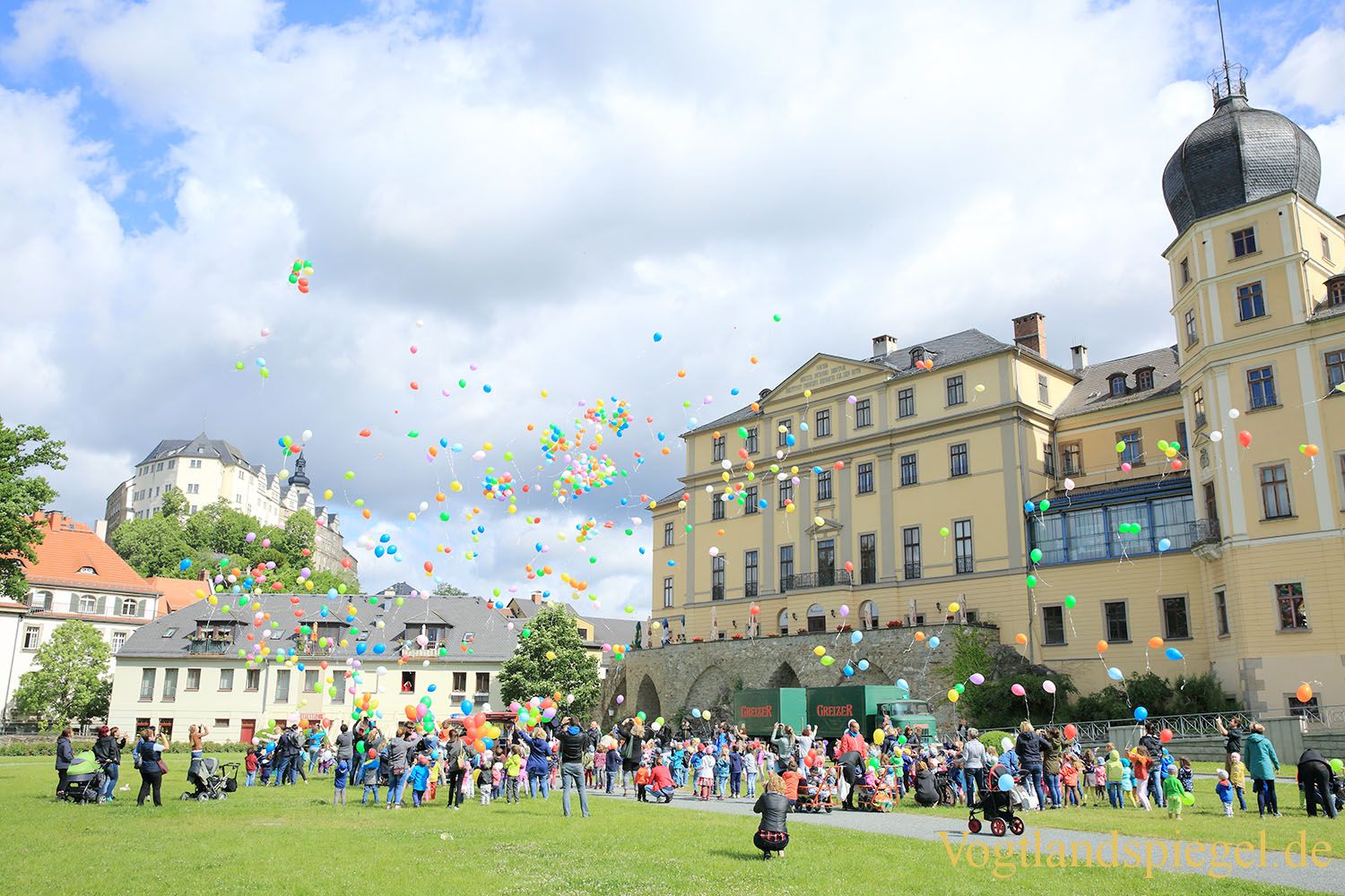 1000 Ballons fliegen in den Greizer Himmel