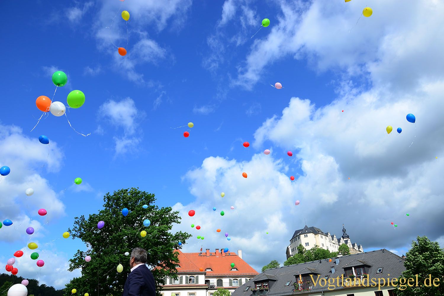 1000 Ballons fliegen in den Greizer Himmel