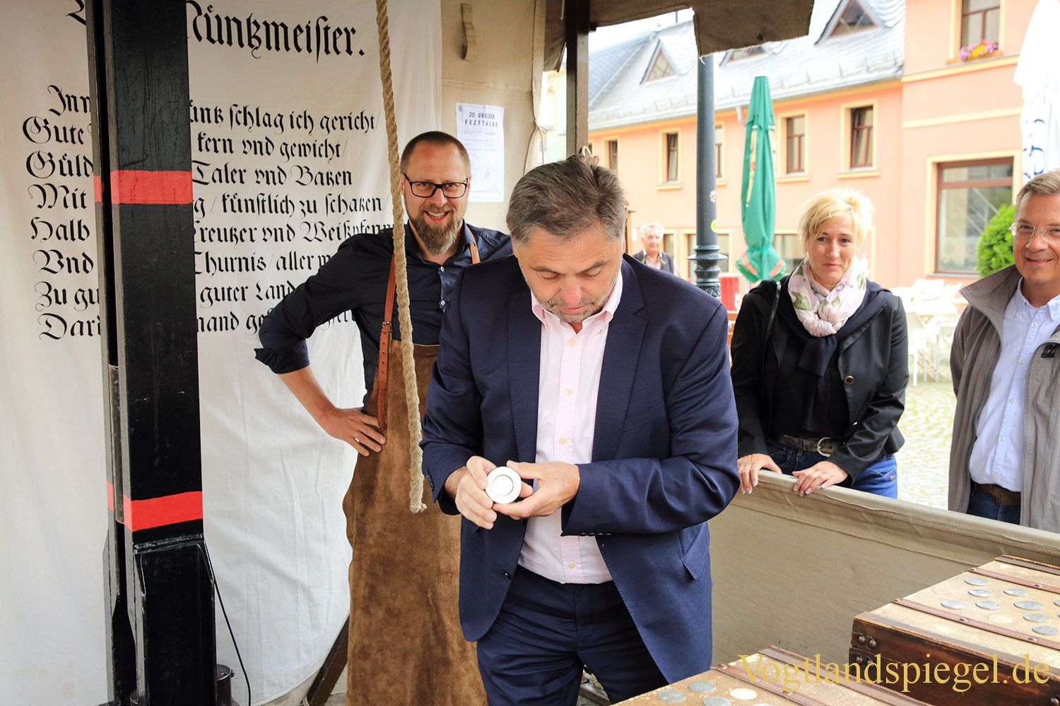 Anprägen des 20. Greizer Festtalers durch den Bürgermeister der Stadt Greiz, Gerd Grüner