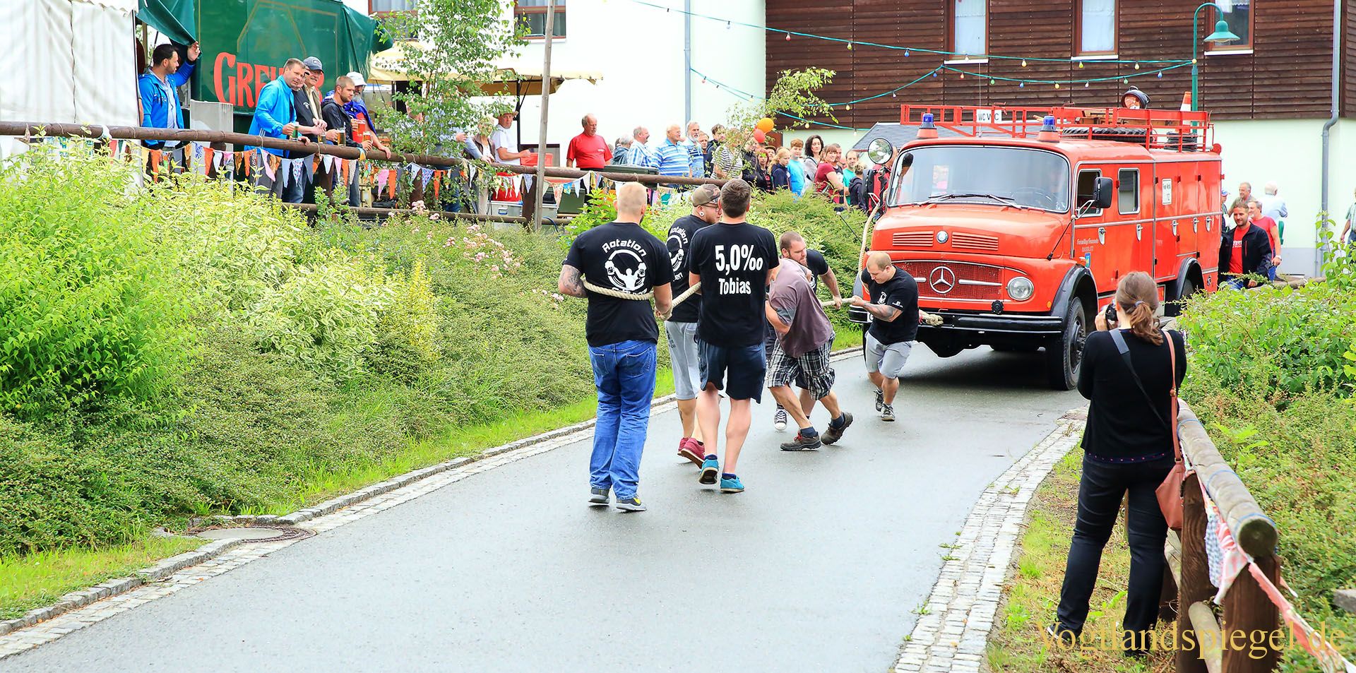 Gaudiwettkampf: Feuerwehrauto-Weitziehen in Daßlitz