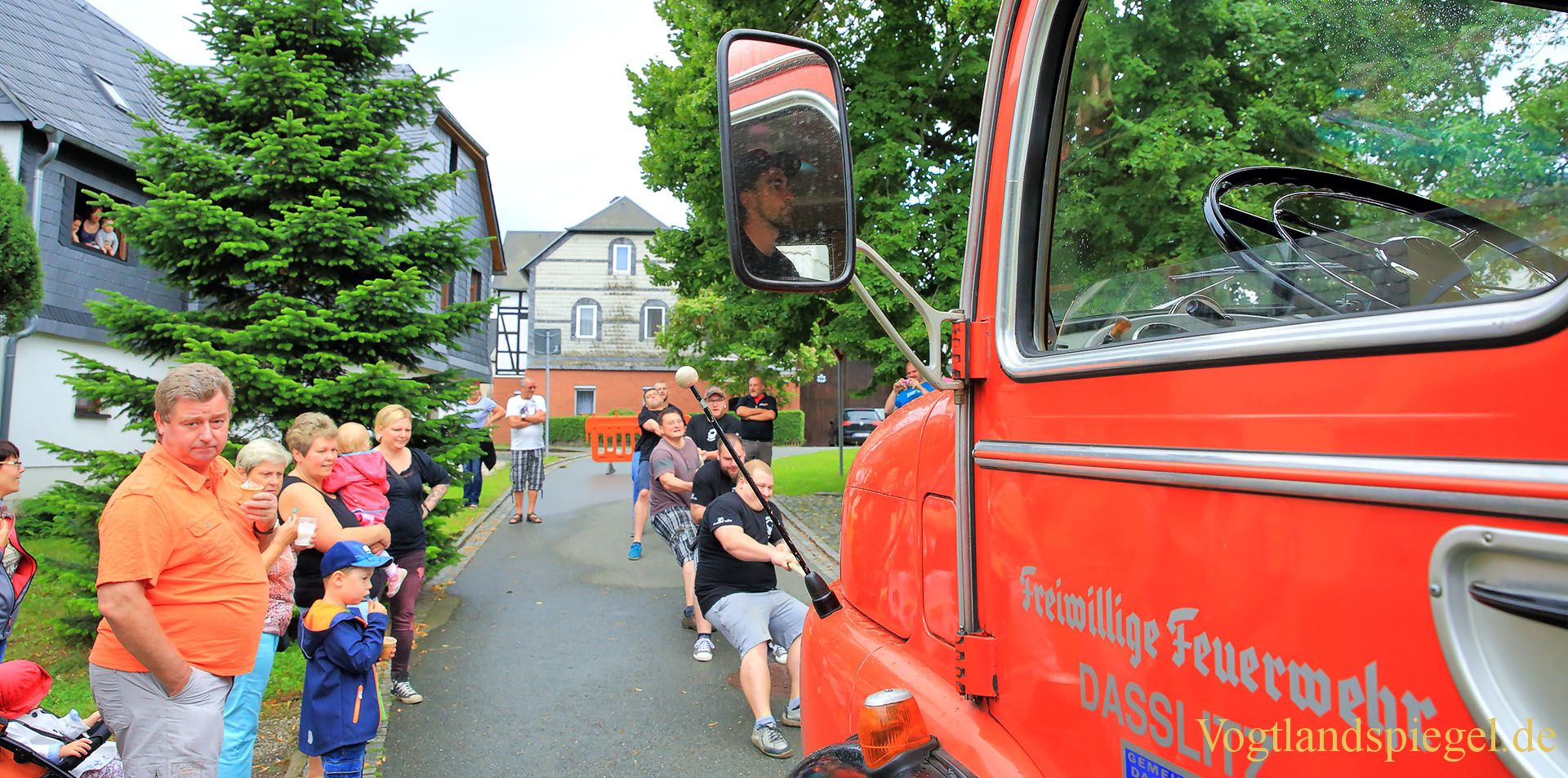 Gaudiwettkampf: Feuerwehrauto-Weitziehen in Daßlitz
