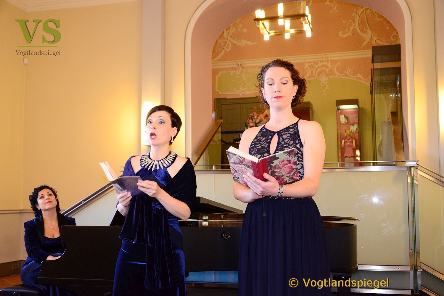 Das Trio "Frauenrausch" mit Sarah Stamboltsyan (l.) Ani Taniguchi (M.) und Nathalie Senf.Kammerkonzert im Oberen Schloss: Musikschüler und professionelle Künstler begeistern