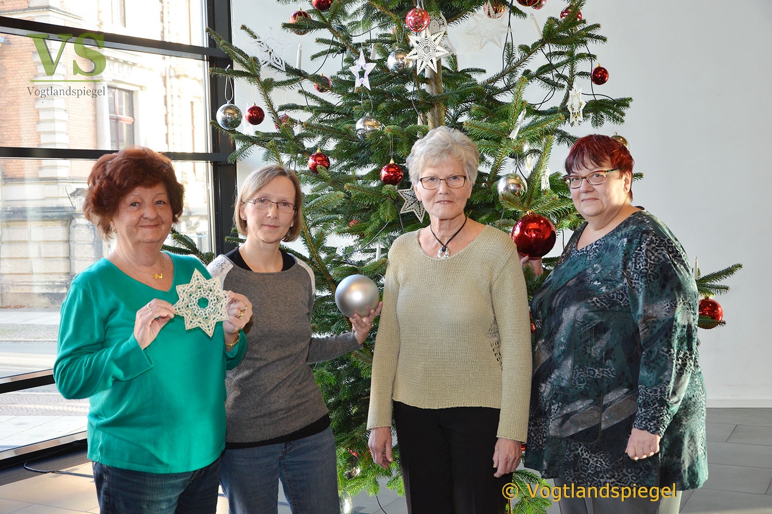 Vogtlandhalle Greiz: Prächtiger Weihnachtsbaum ziert das Foyer